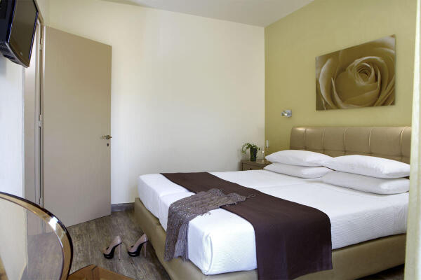 The comfortable interiors of the Mouikis hotel family suite in Argostoli with two bedrooms 35m²