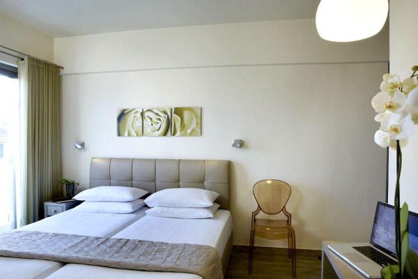 The comfortable interiors of the Mouikis hotel family suite in Argostoli with two bedrooms 35m²